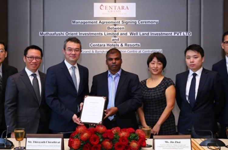 Management agreement ceremony between Muthaafushi Orient Investments Ltd, and Centara Hotels and Resorts to open Centara’s third resort in the Maldives’ B. Muthaafushi. Middle figure is Mohamed Hameed. HOSPITALITYNET